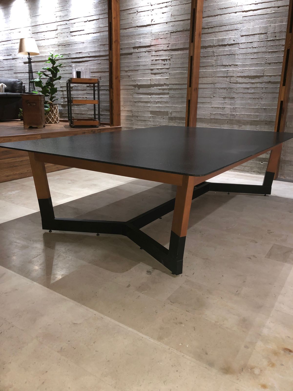 Detalle de mesa de comedor con base de madera y acero