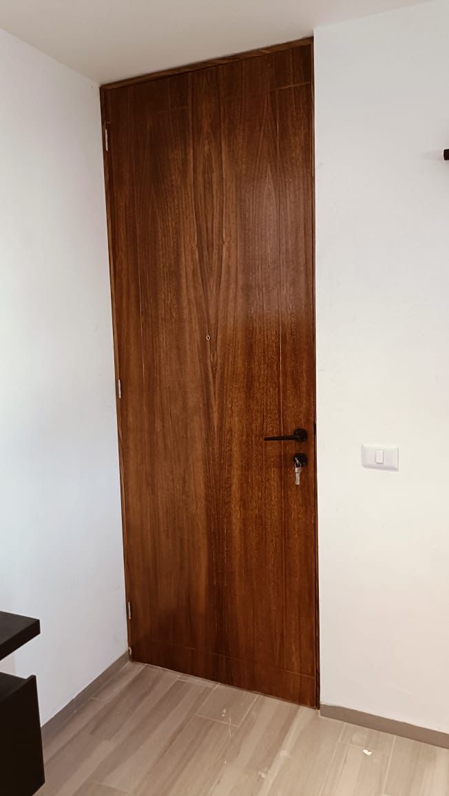 Puerta interior de caoba maciza con manija plateada