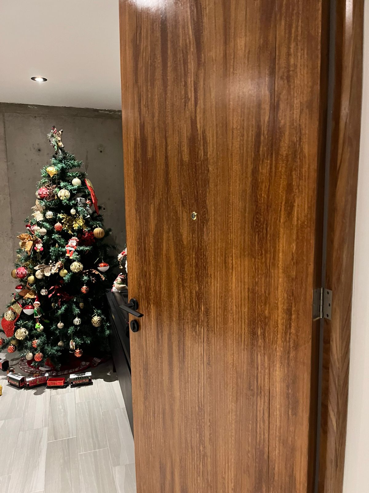 Puerta de caoba entreabierta — toma editorial