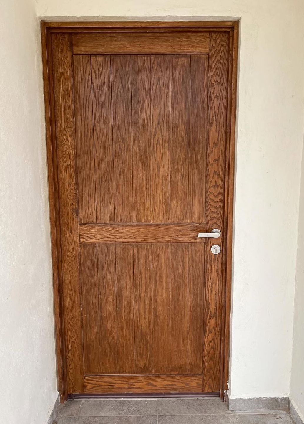 Puerta exterior de encino macizo